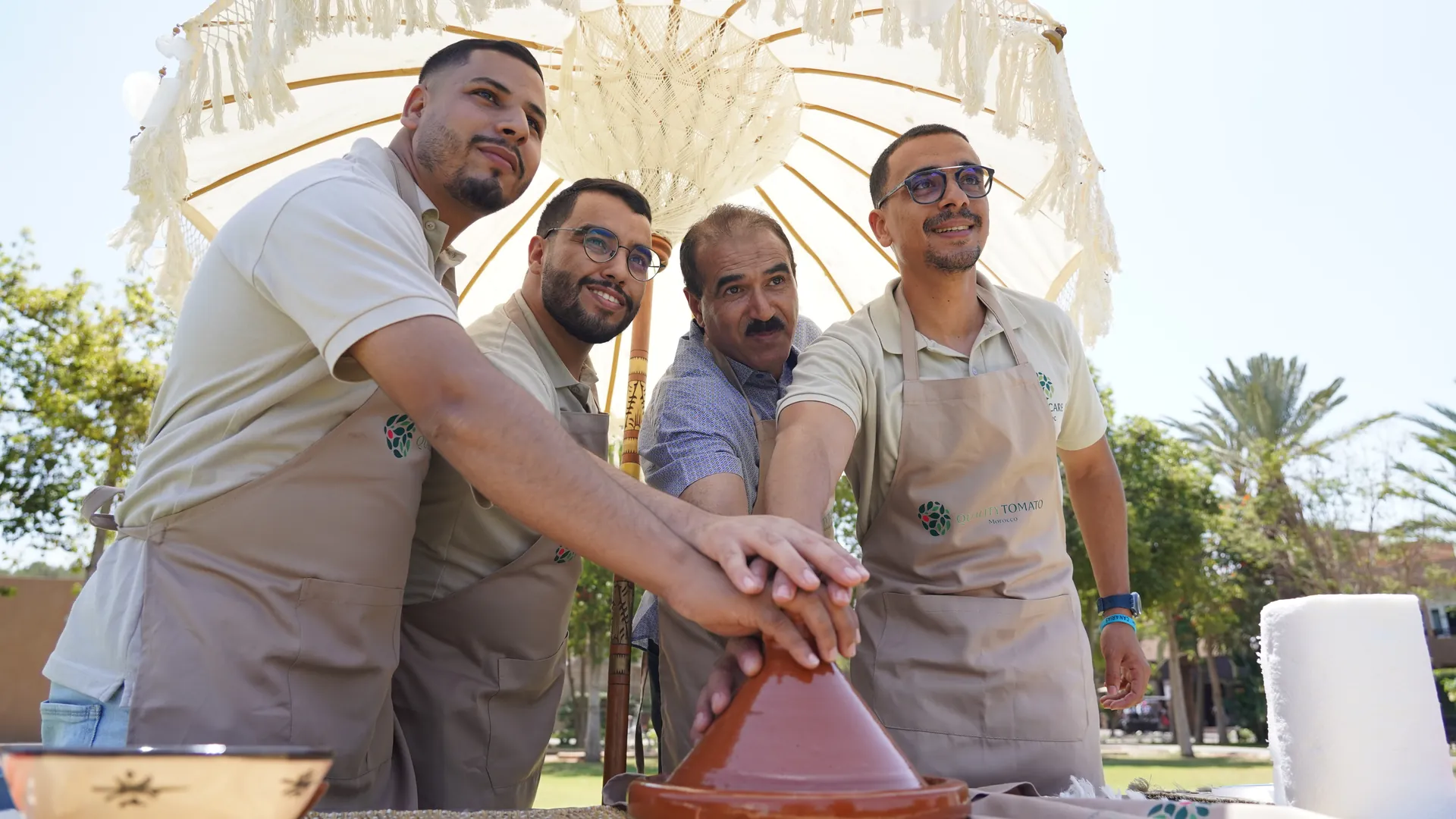 Participants réunis autour d'un tajine pendant le challenge culinaire