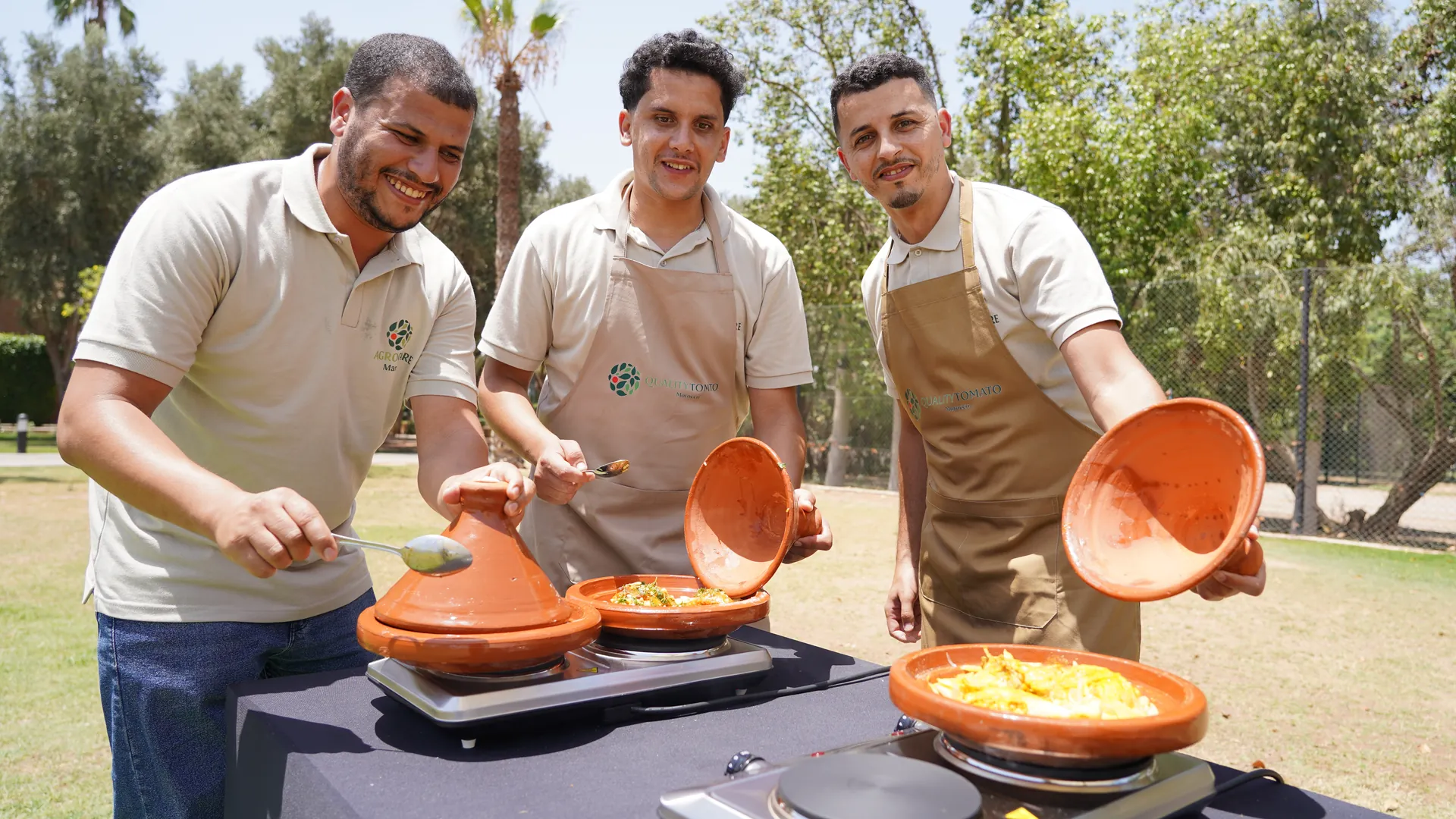 Participants présentant leur plat pendant l'activité MasterChef