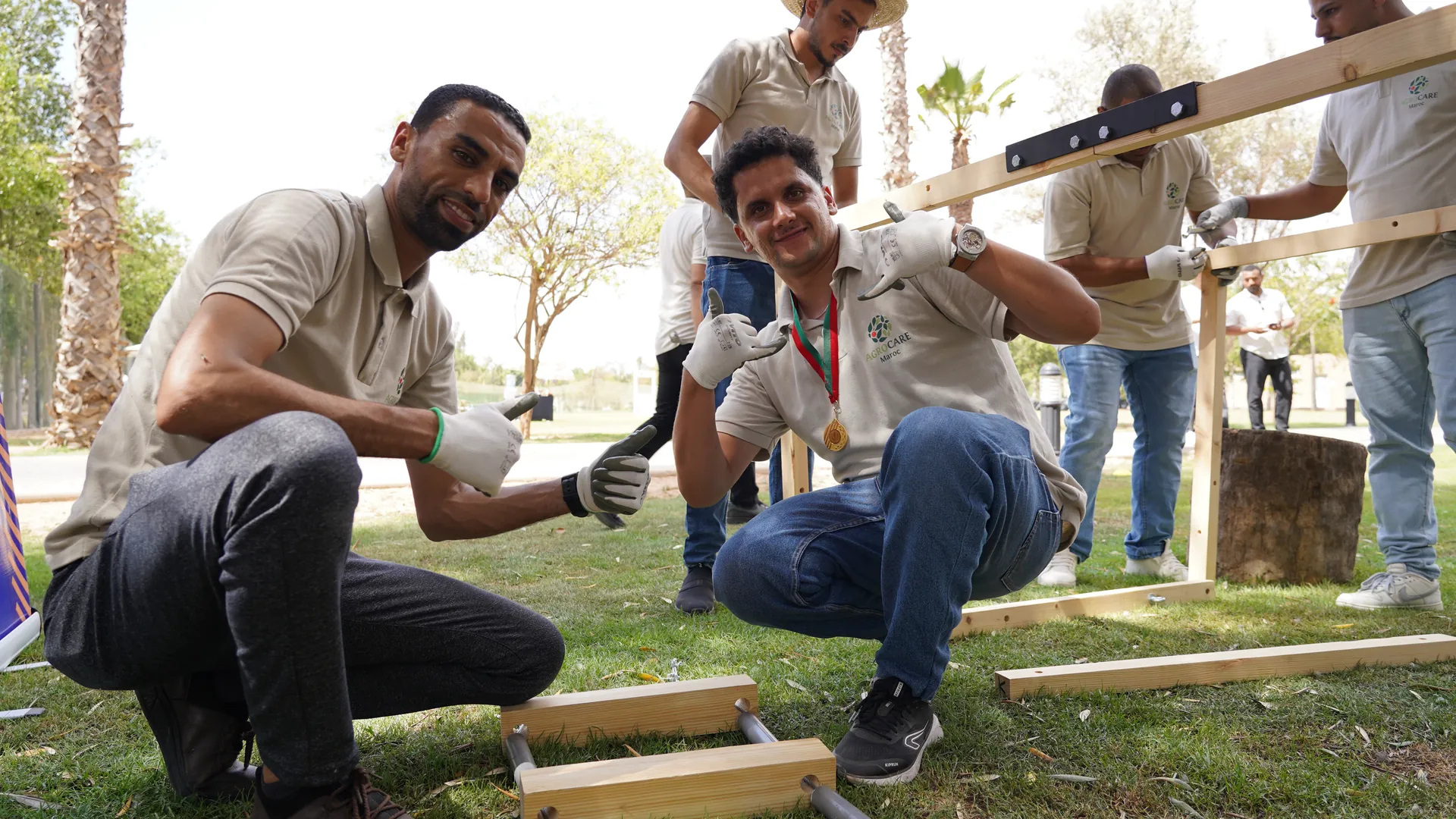 Deux participants assemblant la structure pendant Bridges