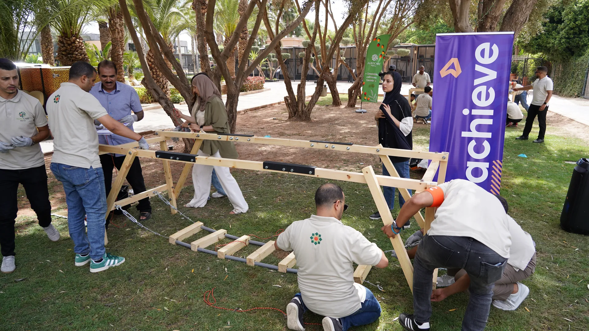 Construction de ponts en équipe pendant un team building Achieve