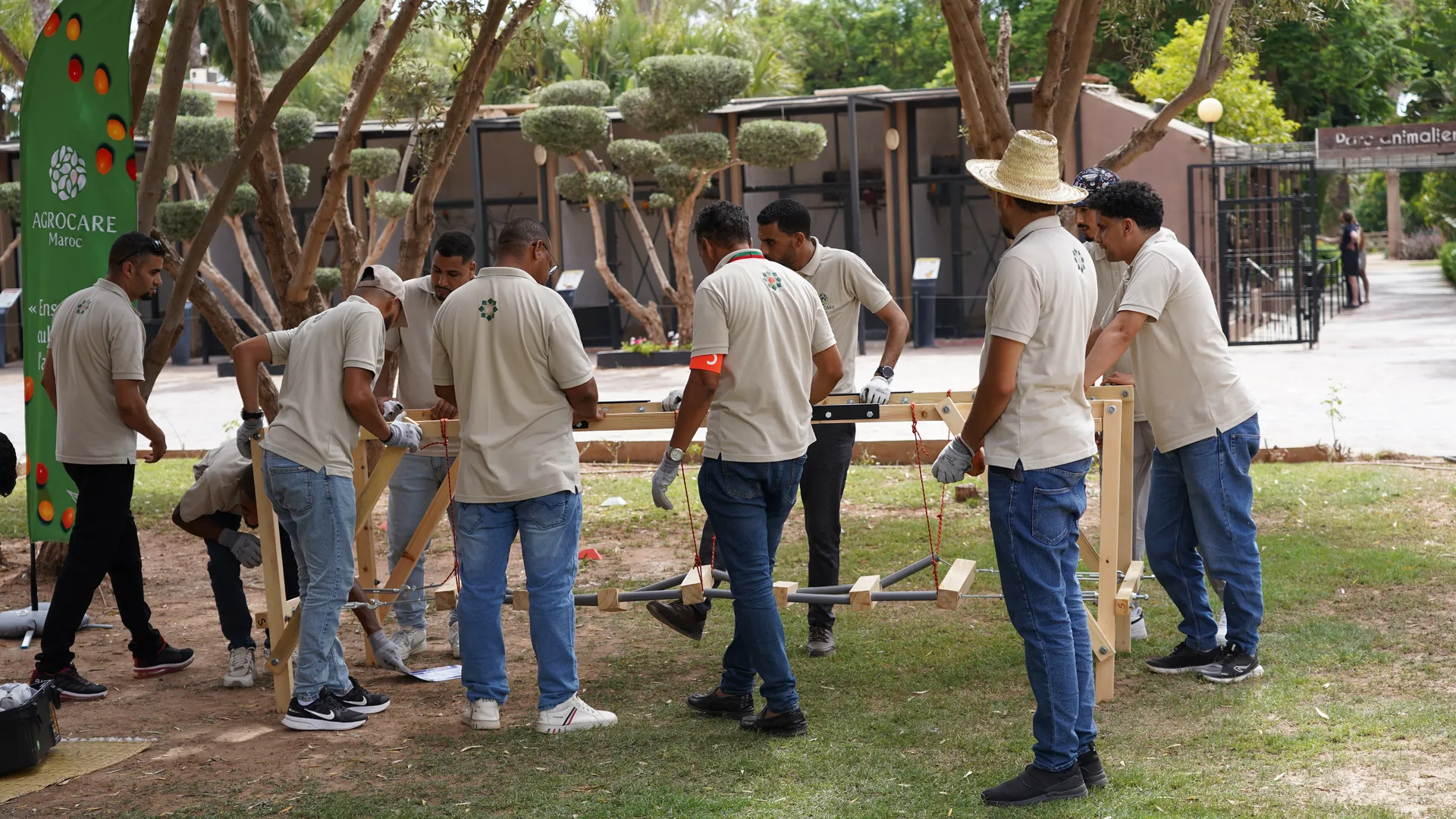 Groupe en pleine construction de ponts lors du team building Achieve